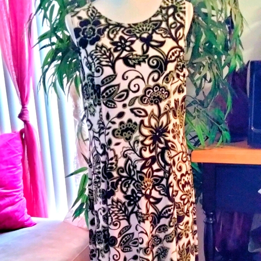 BEAUTIFUL DRESS WITH A FLOWY DESIGN